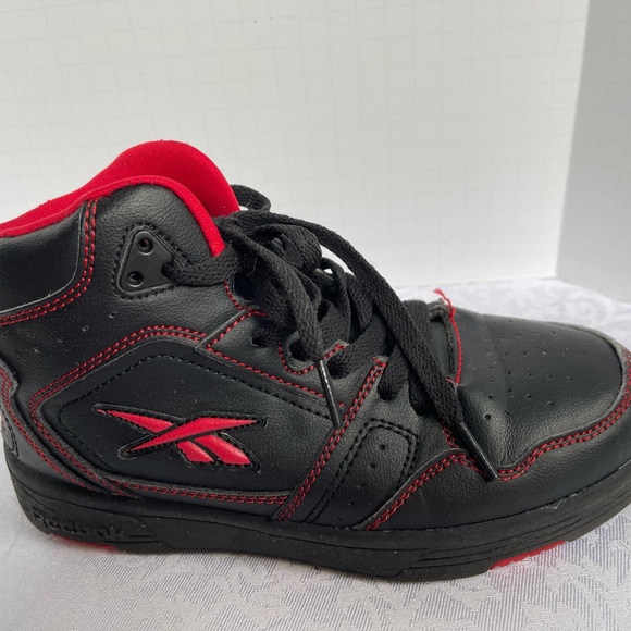 Reebok Youth Basketball Court Shoe. PreOwned. Great condition as shown. SZ 3. - Picture 5 of 12